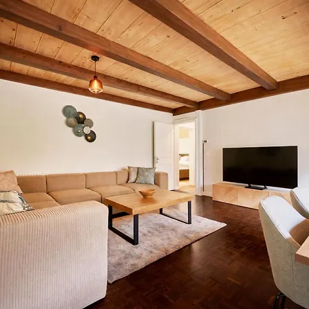 Mountain Love, Spectacular Views, Spacious & Luxurious 劳特布龙嫩