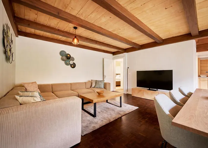 Mountain Love, Spectacular Views, Spacious & Luxurious 劳特布龙嫩